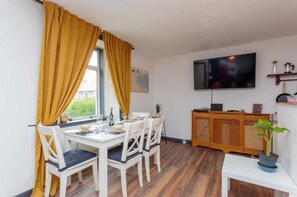House | 1 bedroom - 1 Bedroom Scottish Cottage-on Street Parking (Selkirk)
