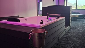 A modern room with a pool table, a large mirror, and a trophy on the floor. - Love Room Le Jardin D'Éden (La Motte-Servolex)