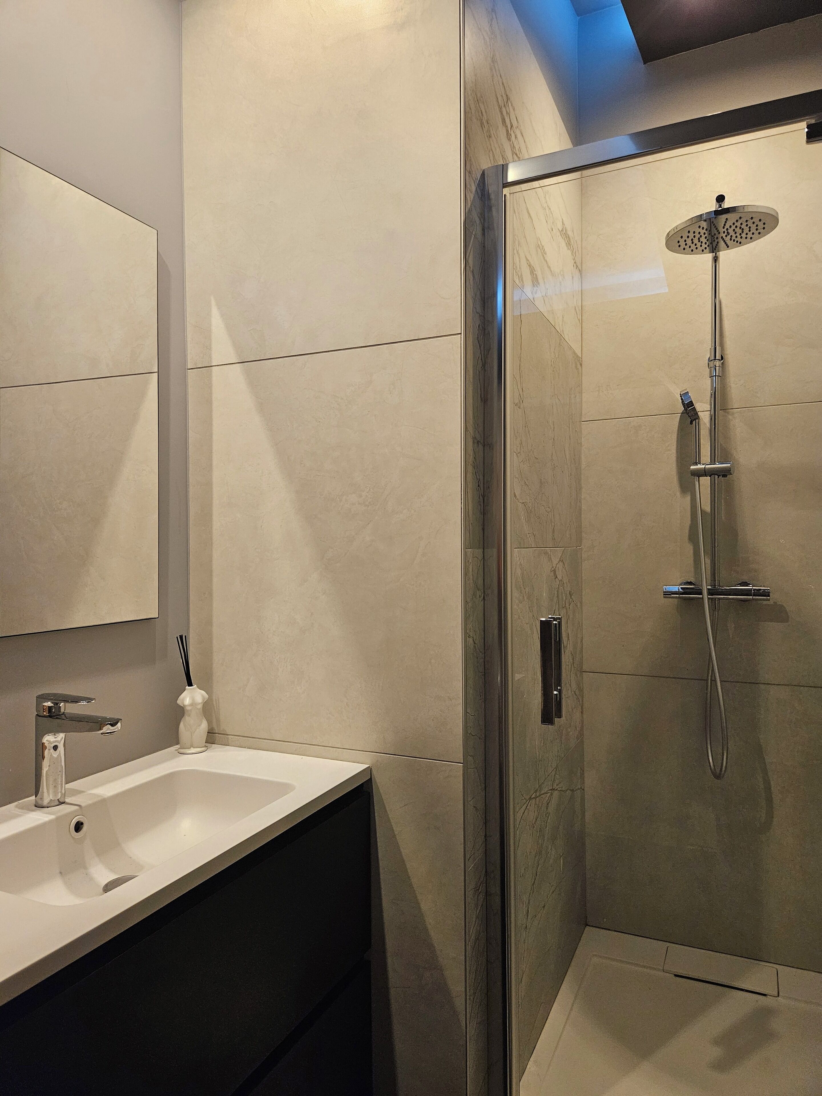 Douche, baignoire à jets, sèche-cheveux, serviettes fournies