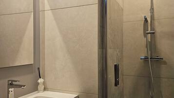 Douche, baignoire à jets, sèche-cheveux, serviettes fournies