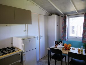 Jääkaappi, mikroaaltouuni, kahvin-/teenkeitin