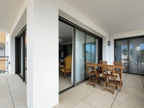 Outdoor dining - New 2-Bedroom Apartment with Terrace and Parking in La Palmyre (La Palmyre)