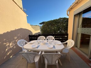 Outdoor dining - Villa T2+Mezzanine Air-Conditioned 5/6P Near Beach (Le Barcarès)
