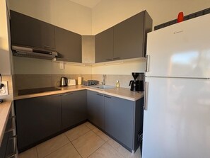 Fridge, microwave, stovetop, coffee/tea maker - Villa T2+Mezzanine Air-Conditioned 5/6P Near Beach (Le Barcarès)
