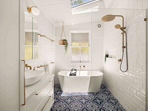Shower, hair dryer - 1920s Cottage Near Paddington and CBD (Bardon)