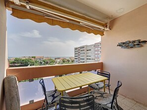 Outdoor dining - Sea View Apartment with Terrace & Parking (Mauguio)