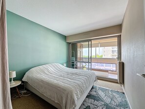 2 bedrooms, free WiFi - Sea View Apartment with Terrace & Parking (Mauguio)