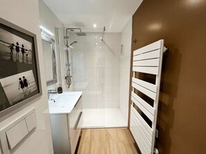 Hair dryer, towels - Modern air-conditioned apartment with terrace in Port Grimaud (Port Grimaud)