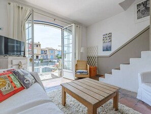 TV - House with AC and Wi-Fi, private mooring near the beach (Port Grimaud)