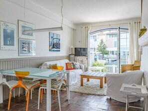 TV - House with AC and Wi-Fi, private mooring near the beach (Port Grimaud)