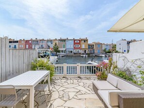 Outdoor dining - House with AC and Wi-Fi, private mooring near the beach (Port Grimaud)