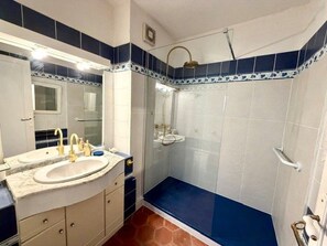 Hair dryer, towels - 3-bedroom apartment with sea view, beach access, parking, in Port Grimaud (Port Grimaud)