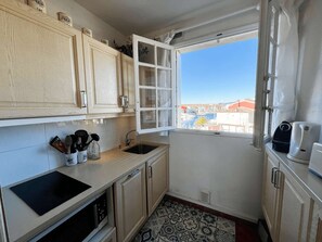 Fridge, microwave, dishwasher, coffee/tea maker - 3-bedroom apartment with sea view, beach access, parking, in Port Grimaud (Port Grimaud)