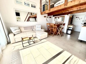 Ein modernes Wohnzimmer mit einer Couch, einem Couchtisch und einem Essbereich.