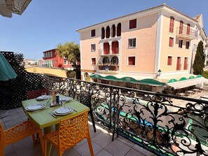 Outdoor dining - Charming Duplex in Port Grimaud with Balconies and Parking (Port Grimaud)