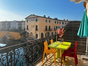 Outdoor dining - Charming Duplex in Port Grimaud with Balconies and Parking (Port Grimaud)