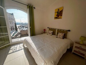 2 bedrooms, bed sheets - Charming Duplex in Port Grimaud with Balconies and Parking (Port Grimaud)