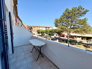Outdoor dining - Charming Duplex in Port Grimaud with Balconies and Parking (Port Grimaud)