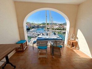 Outdoor dining - Bright Apartment in Port Grimaud - WIFI & Parking (Port Grimaud)