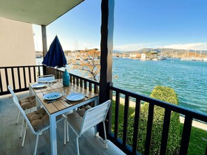 Outdoor dining - Renovated apartment with air conditioning and Internet, Port Grimaud (Port Grimaud)