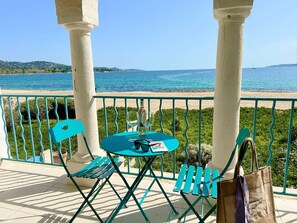 Outdoor dining - Spacious apartment with balcony and beach access in Port Grimaud (Port Grimaud)