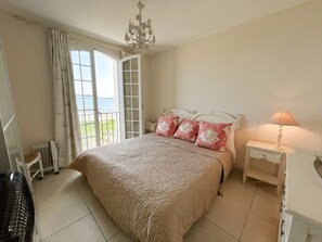 3 bedrooms, free WiFi, bed sheets - Spacious apartment with balcony and beach access in Port Grimaud (Port Grimaud)