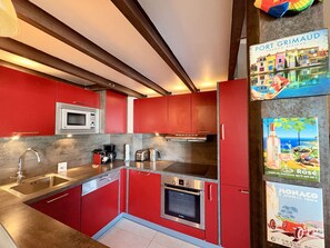 Fridge, microwave, oven, dishwasher - Renovated apartment with Internet, 2 bedrooms, parking in Port Grimaud (Port Grimaud)