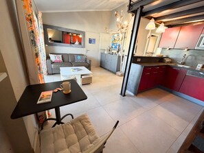 TV - Renovated apartment with Internet, 2 bedrooms, parking in Port Grimaud (Port Grimaud)