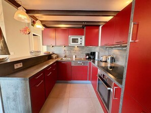 Coffee/tea maker, fridge, microwave, oven - Renovated apartment with Internet, 2 bedrooms, parking in Port Grimaud (Port Grimaud)