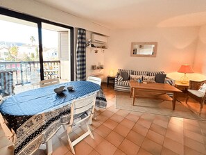 Dining - Cosy 2-bedroom apartment with WIFI and AC in Port Grimaud (Port Grimaud)