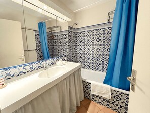 Hair dryer, towels - Cosy 2-bedroom apartment with WIFI and AC in Port Grimaud (Port Grimaud)