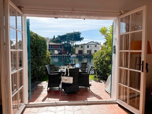 Outdoor dining - 2-Bedroom House, Near Beach, Parking, Air Conditioning, WiFi (Port Grimaud)