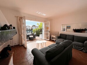 TV - 2-Bedroom House, Near Beach, Parking, Air Conditioning, WiFi (Port Grimaud)