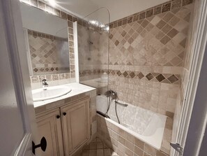 Free toiletries, hair dryer, towels - Renovated house with air conditioning, Wi-Fi, and double terrace (Port Grimaud)