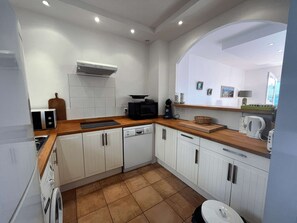 Fridge, microwave, oven, dishwasher - Renovated house with air conditioning, Wi-Fi, and double terrace (Port Grimaud)