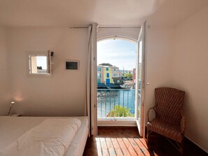 4 bedrooms, free WiFi, bed sheets - Renovated house with air conditioning, Wi-Fi, and double terrace (Port Grimaud)