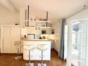 Fridge, microwave, oven, coffee/tea maker - Renovated apartment with balcony in Port Grimaud, parking included (Port Grimaud)