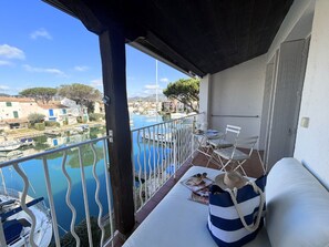 Property grounds - Renovated apartment with balcony in Port Grimaud, parking included (Port Grimaud)