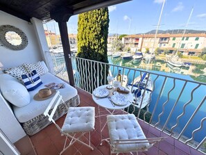 Outdoor dining - Renovated apartment with balcony in Port Grimaud, parking included (Port Grimaud)