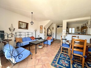 TV - Port Grimaud House: 4 Bedrooms, Pool, Private Mooring (Port Grimaud)