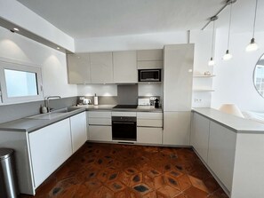 Kühlschrank, Mikrowelle, Ofen, Geschirrspüler