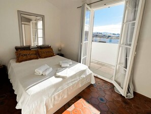 4 bedrooms, free WiFi, bed sheets - Modern 4-Bedroom House with Air Conditioning and Wi-Fi in Port Grimaud (Port Grimaud)