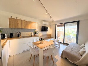 A modern kitchen with a dining area and a balcony. - Renovated apartment with terrace and air conditioning in Port Grimaud (Port Grimaud)