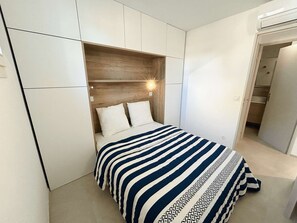 1 sovrum och sängkläder