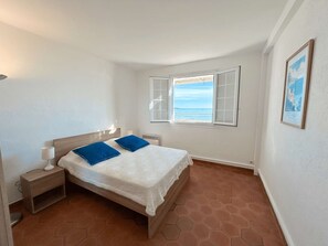 3 bedrooms, bed sheets - 3-bedroom apartment with air conditioning, beach access, sea view (Port Grimaud)