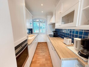 Fridge, microwave, oven, dishwasher - 3-bedroom apartment with air conditioning, beach access, sea view (Port Grimaud)