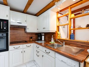 Fridge, microwave, stovetop, dishwasher - T2 Mezzanine Pavilion near lagoon (Gruissan)