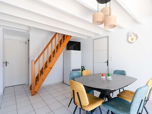 Dining - Air-Conditioned Pavilion with Pool Access and Parking in Gruissan (Gruissan)