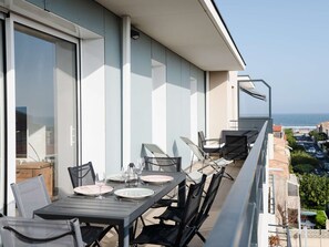 Outdoor dining - Bright, air-conditioned apartment with WIFI and parking in Narbonne-Plage (Narbonne-Narbonne Plage-Narbonne Plage)