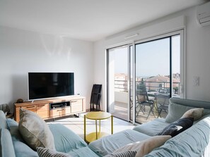 TV - Bright, air-conditioned apartment with WIFI and parking in Narbonne-Plage (Narbonne-Narbonne Plage-Narbonne Plage)